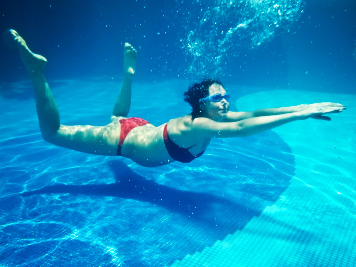 Беременным купаться в бассейне. Занятия в бассейне. Плавание в бассейне. Аквааэробика.