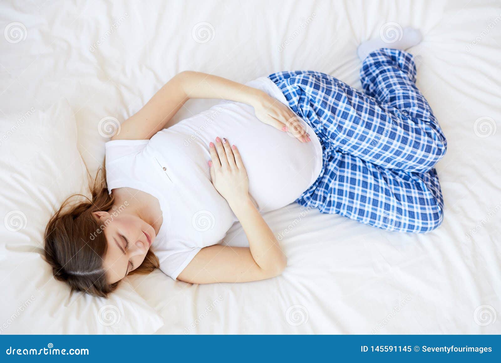 Можно спать на спине при беременности. Сон беременной. Беременные женщины во сне. Как спят беременные женщины.