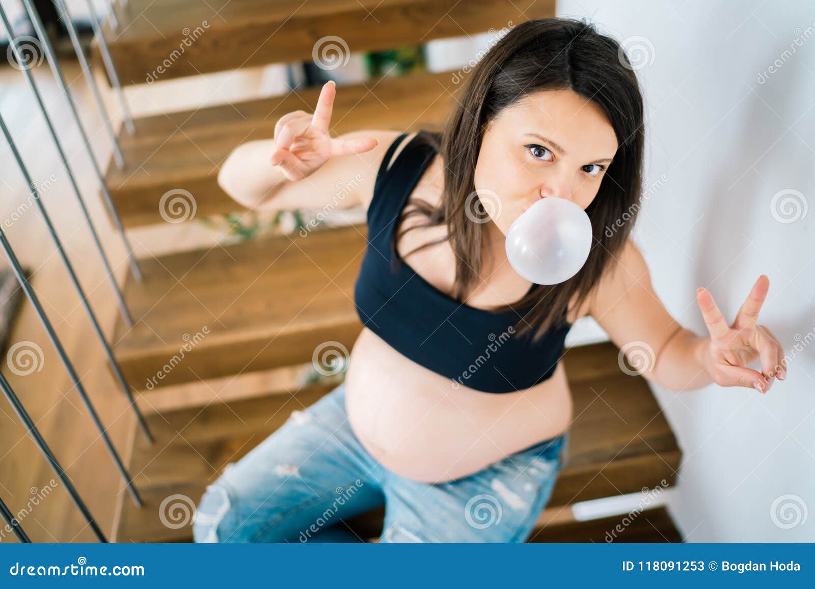 Жвачка беременным. Беременные жвачки. Фотосессия беременных с жевательной резинкой.