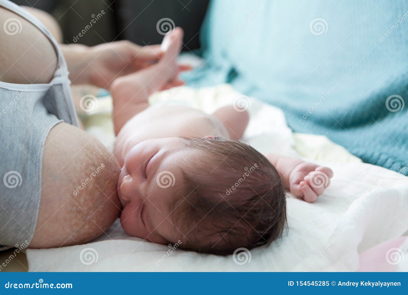 Грудное вскармливание и сон новорожденного