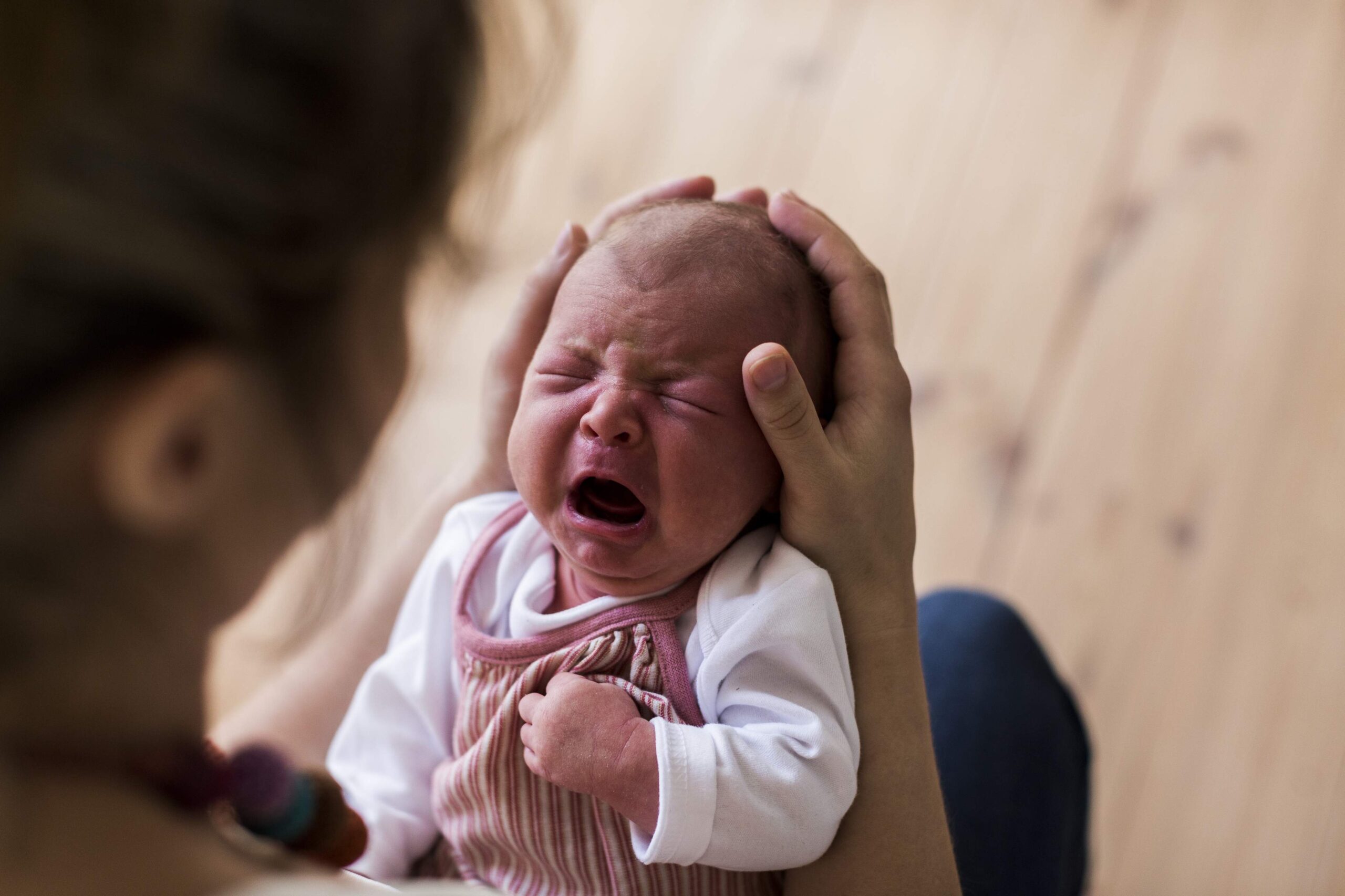 Ребенок плачет когда выходишь. Плачущий младенец. Орущий младенец. Новорожденный ребенок плачет. Крик новорожденного.