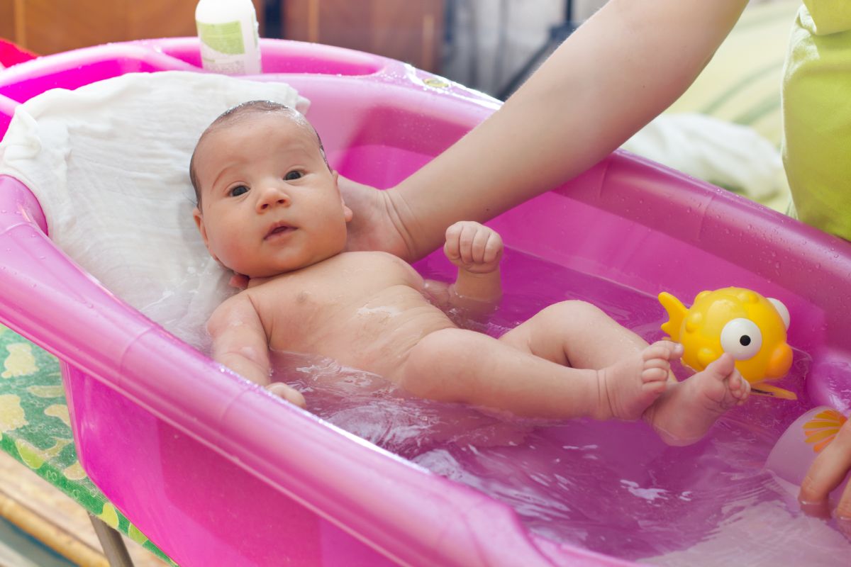 Купание ребенка днем. Пуканье новорожденного. Ванная для купания детей. Малыш в ванне. Купание новорожденного ребенка.