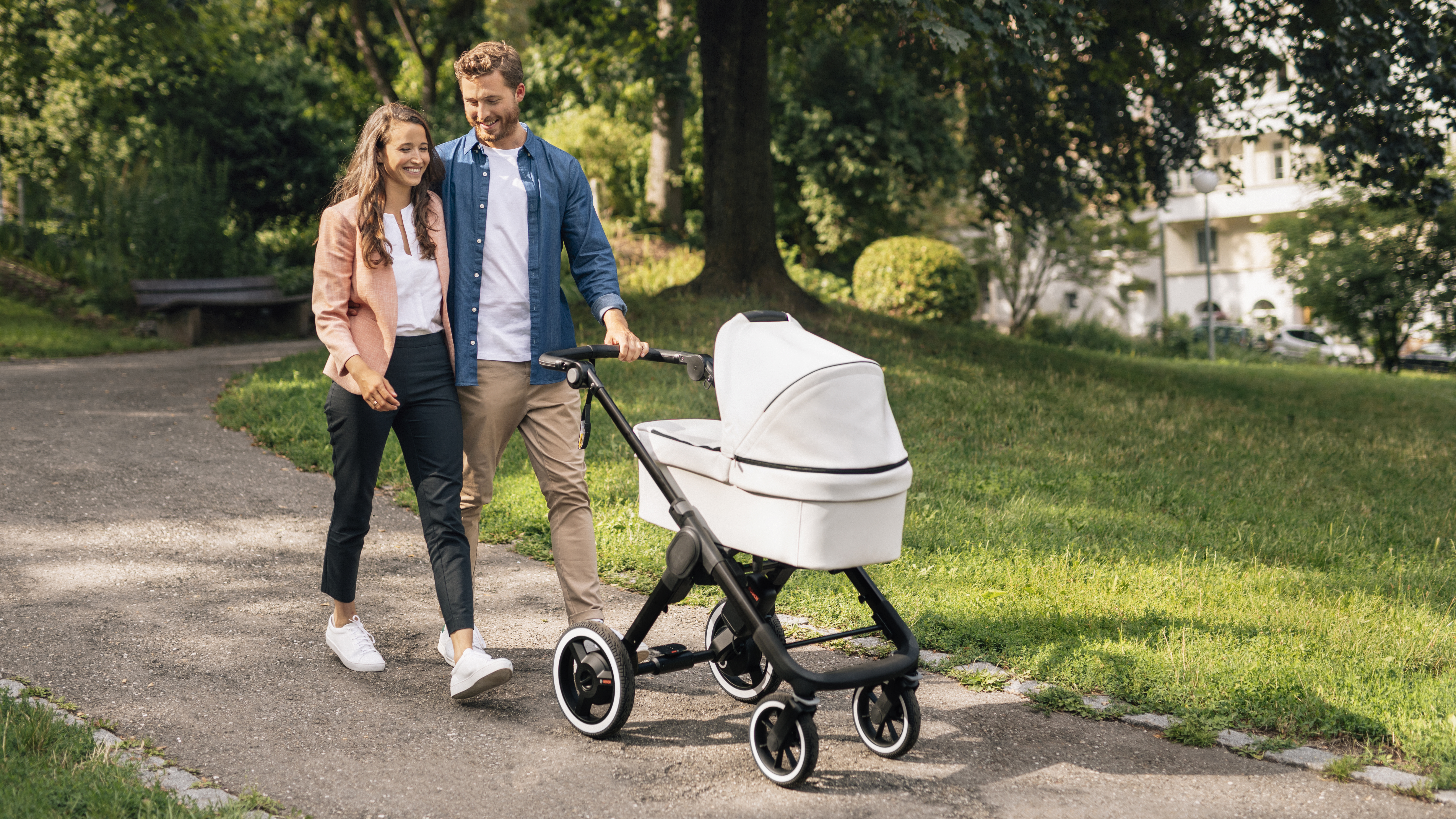 Как выбрать коляску для новорожденного. Коляска Bosch Stroller. Ребенок в коляске. На коляску. Семья с коляской.