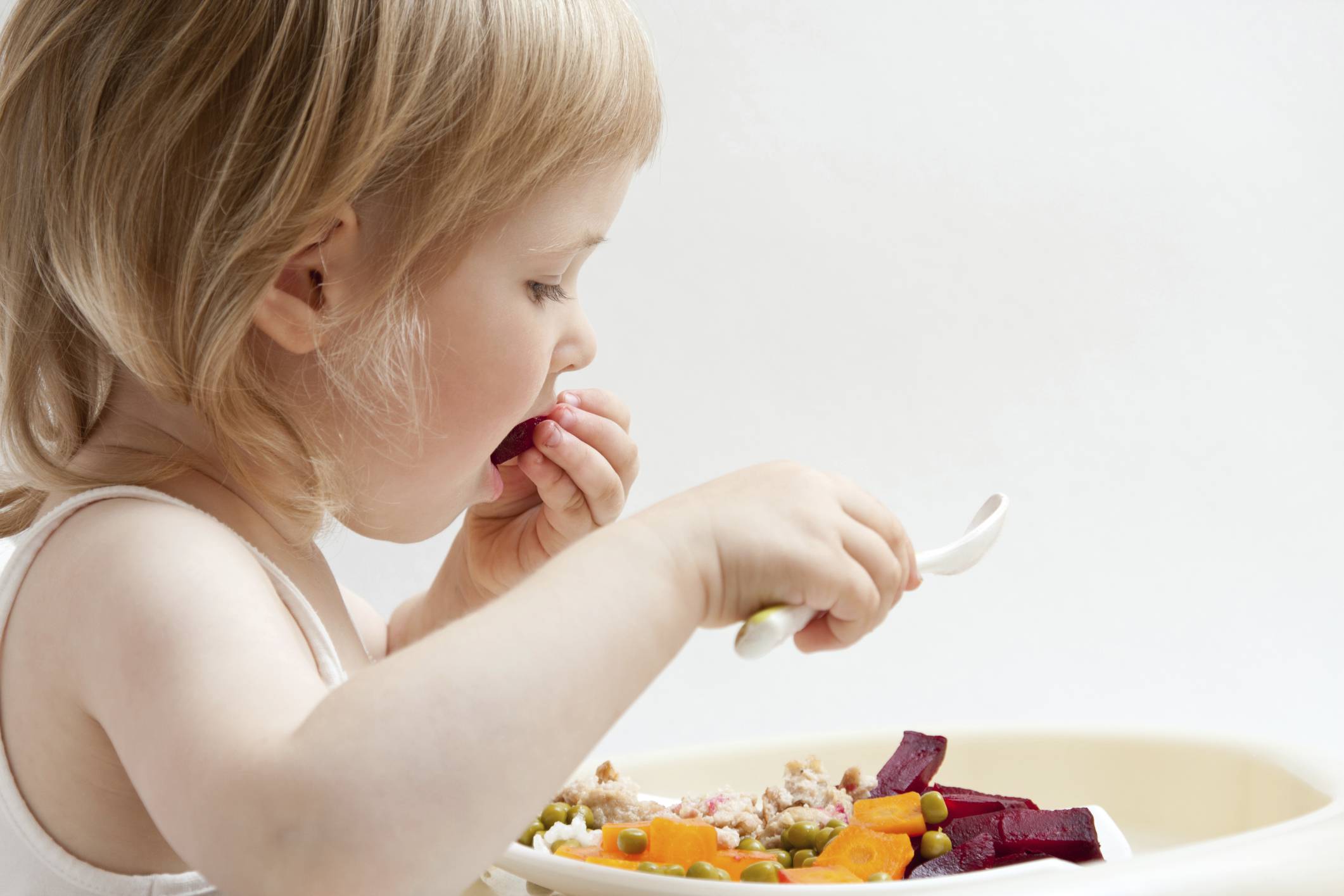 Питание для малышей. Питание детей. Ребенок завтракает. Ребенок кушает. Диетотерапия у детей.