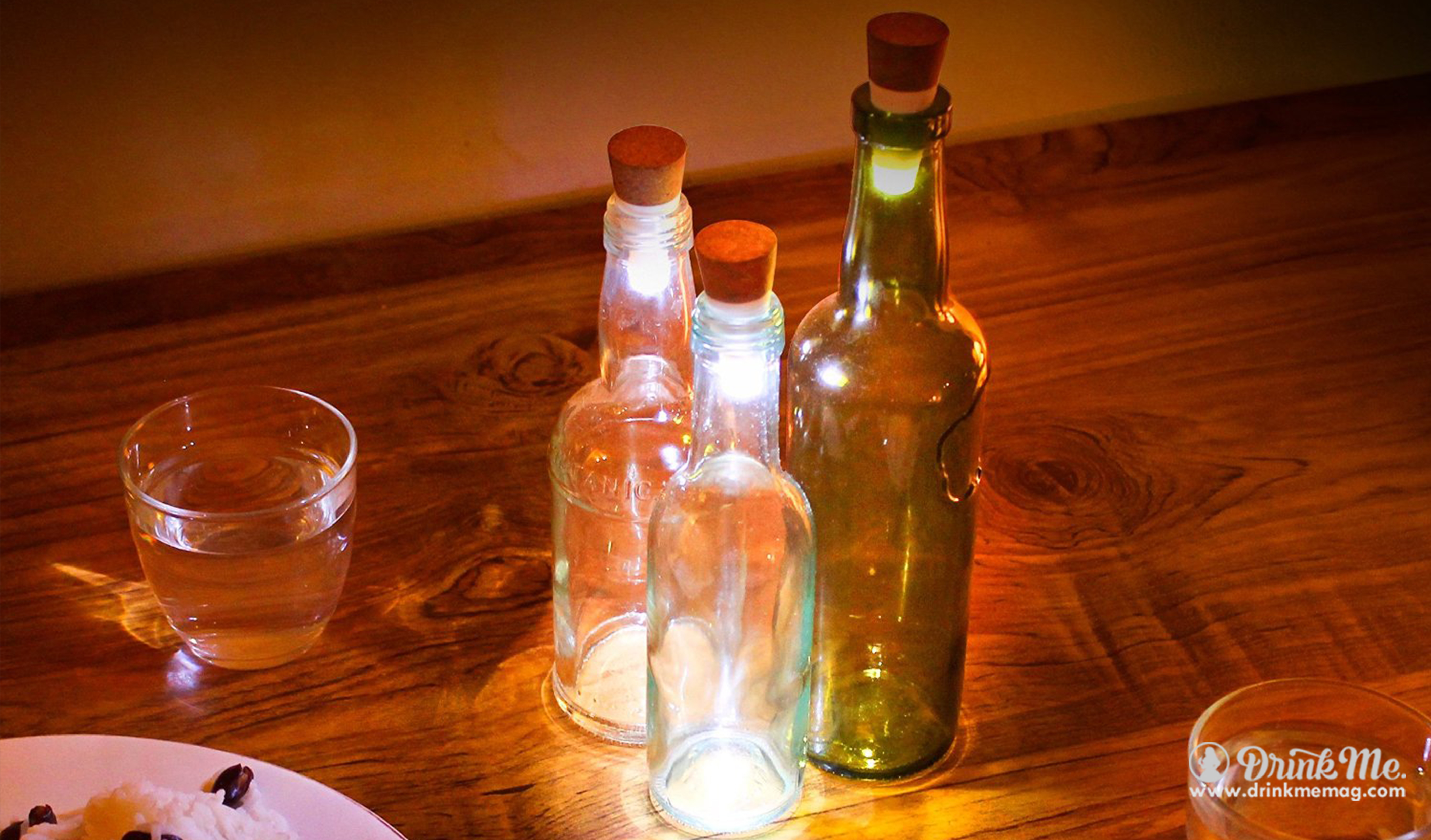 Ставит на стол бутылку. Что будет если поставить пустую бутылку на стол. Что будет если ставить бутылки пустые на стол.
