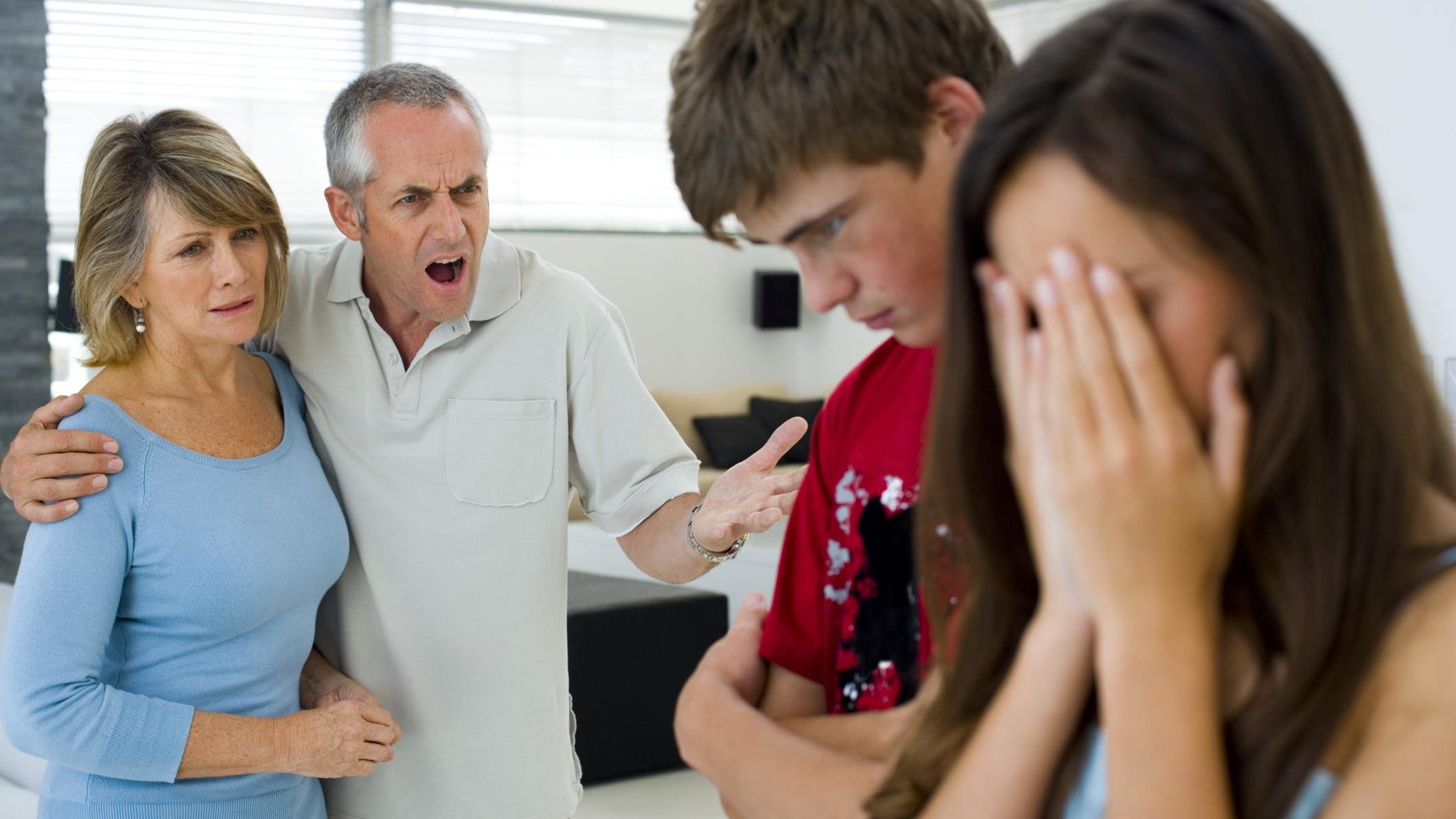 Конфликт с отцом. Конфликты в семье. Ссора с родителями. Конфликт между родителями и детьми. Подросток ссорится с родителями.