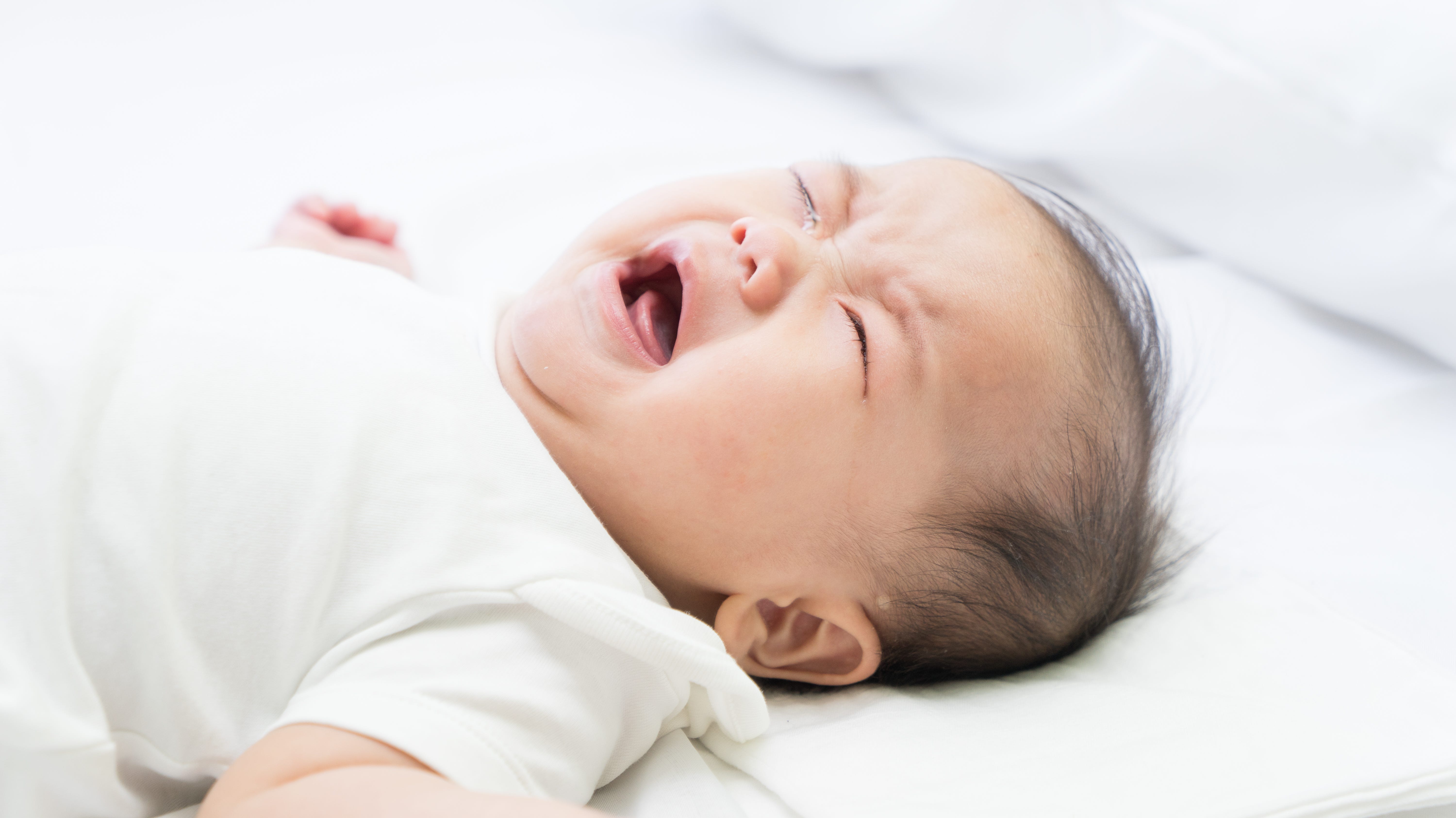 Ребенок 2 5 плохо засыпает. Грудной ребенок. Новорожденный плачет. Грудной малыш плачет. Детский сон.