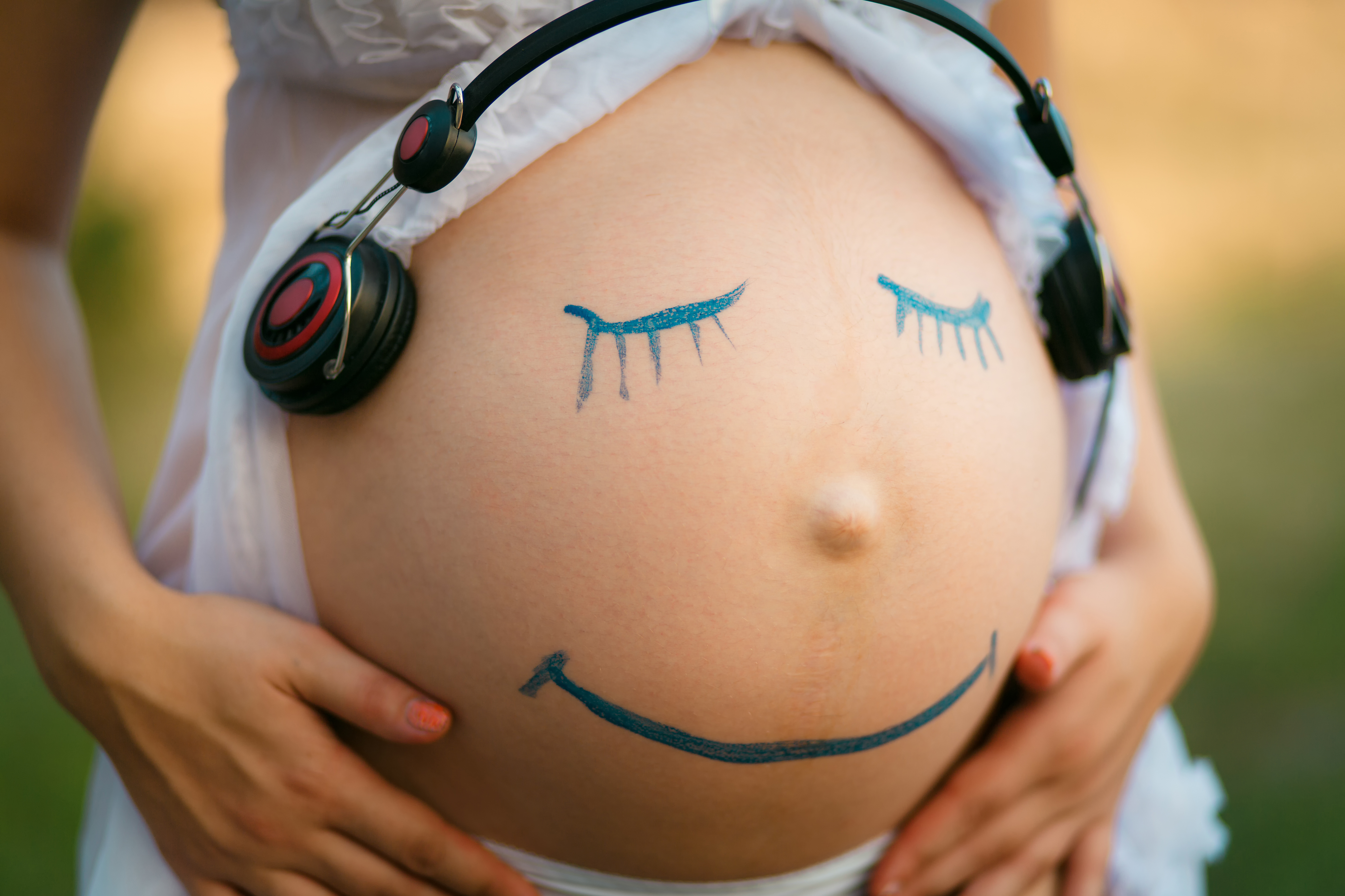 Музыка для малыша в утробе. Беременный животик. Животики беременных. Живо беременоф. Фото беременного живота.