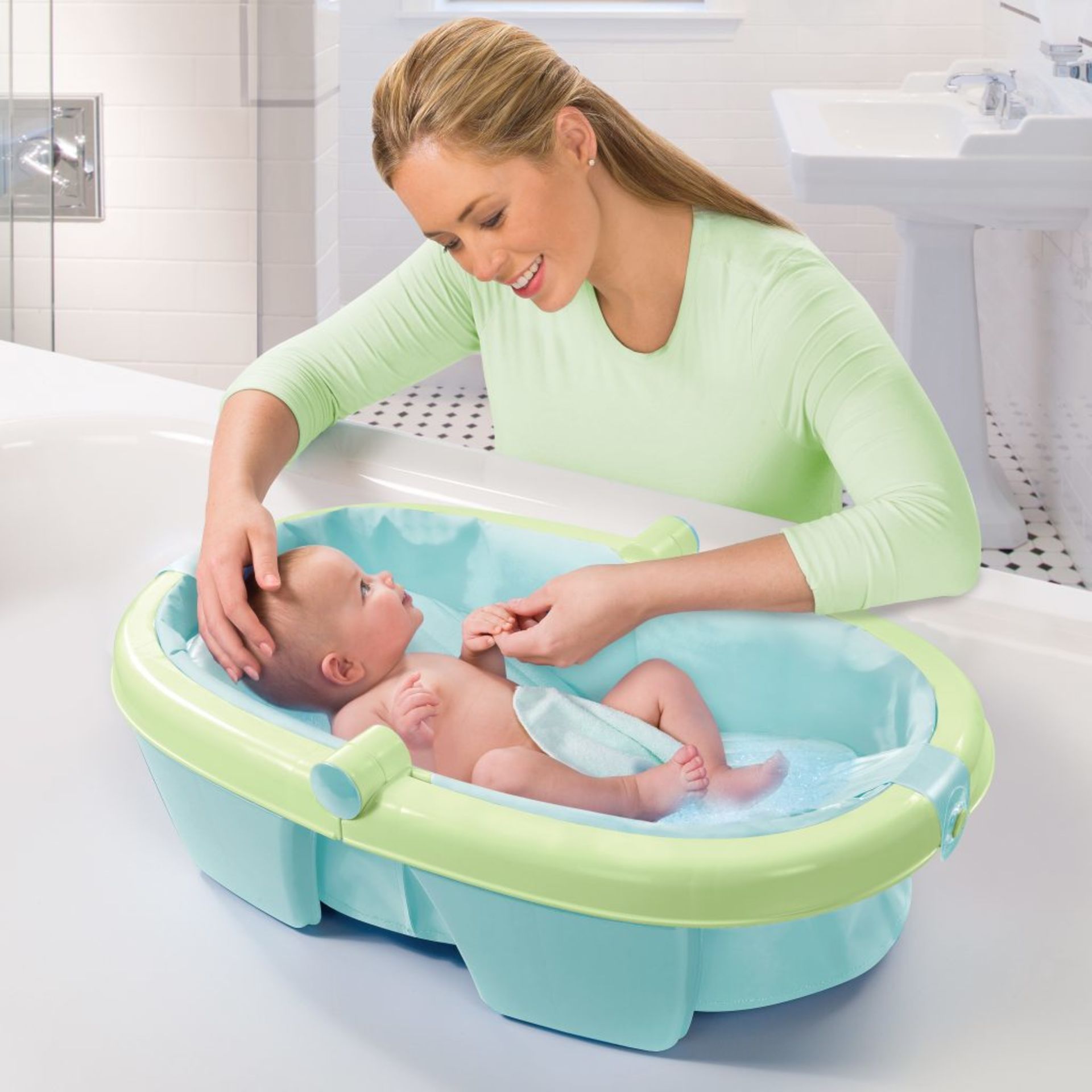 Нужна ли ванночка. Ванночка Summer Infant складная. Ванночка для новорожденных. Ванночка для купания младенца. Младенец в ванночке.