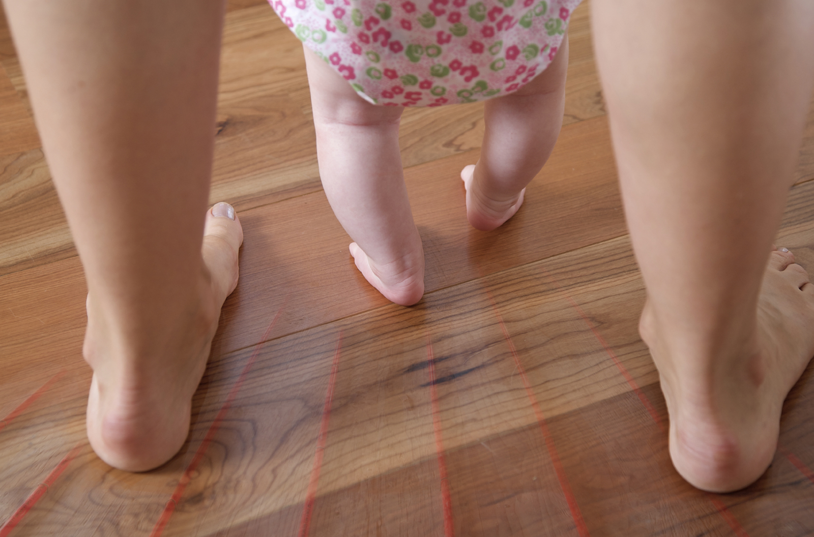 Почему дети поджимают ноги. Ноги у годовалого ребе. Детские ступни ног.