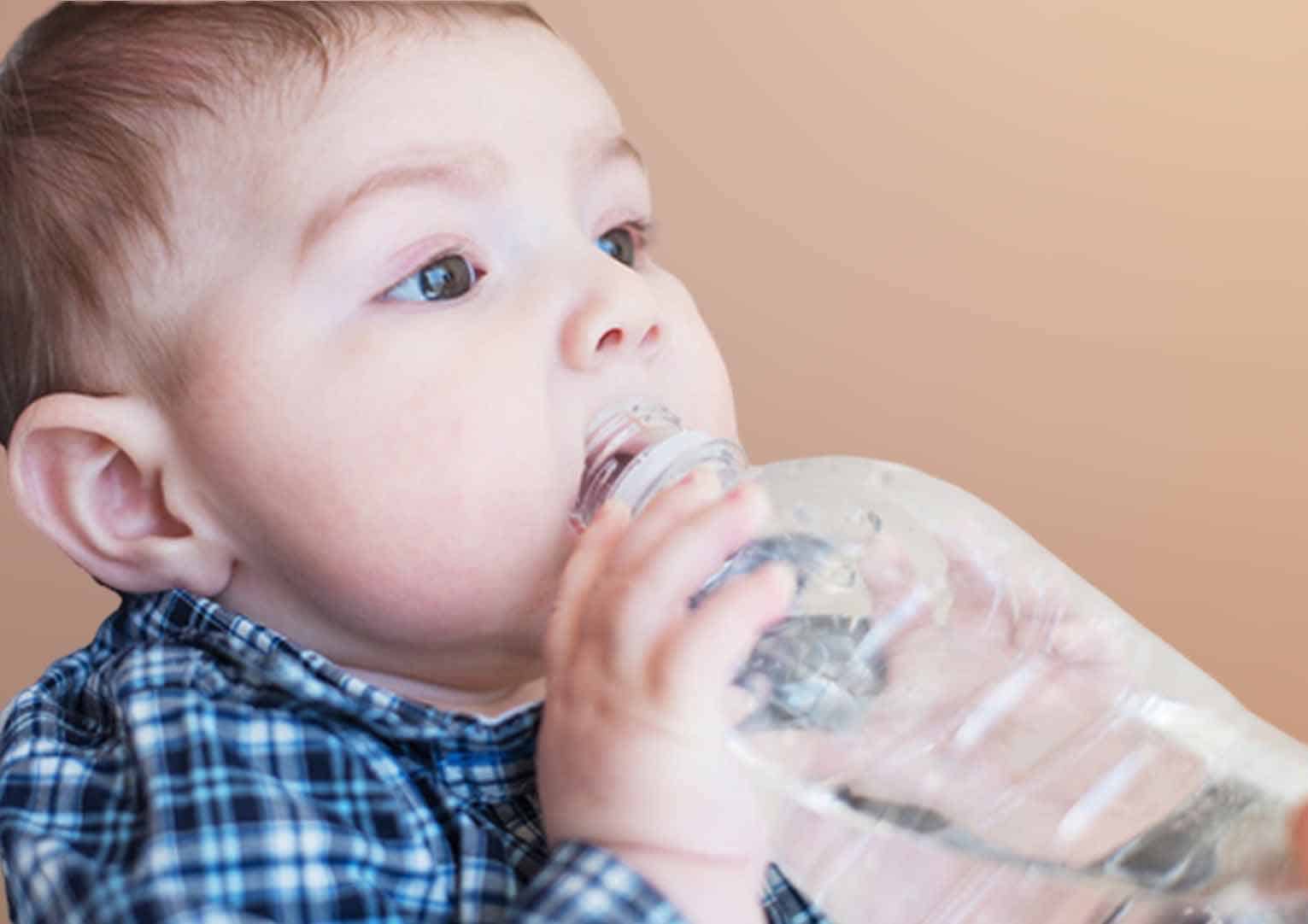Пить воду новорожденному ребенку. Ребенок пьет воду. Грудничок в воде. Ребенок плачет и пьет воду. Ребенок не пьет воду.