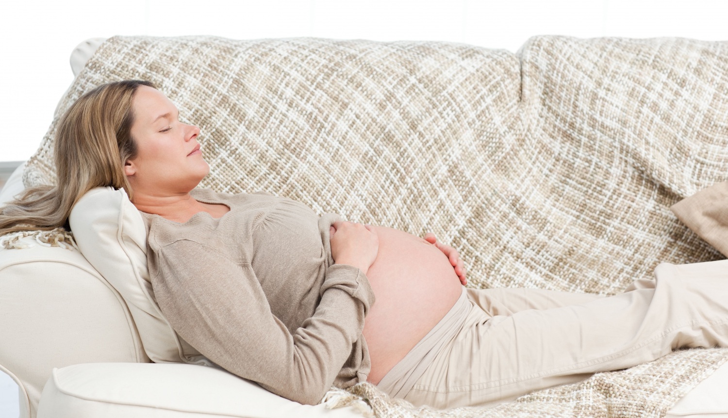 К чему снится родить ребенка беременной. Позы сна для беременных. Лежачие беременные женщины.