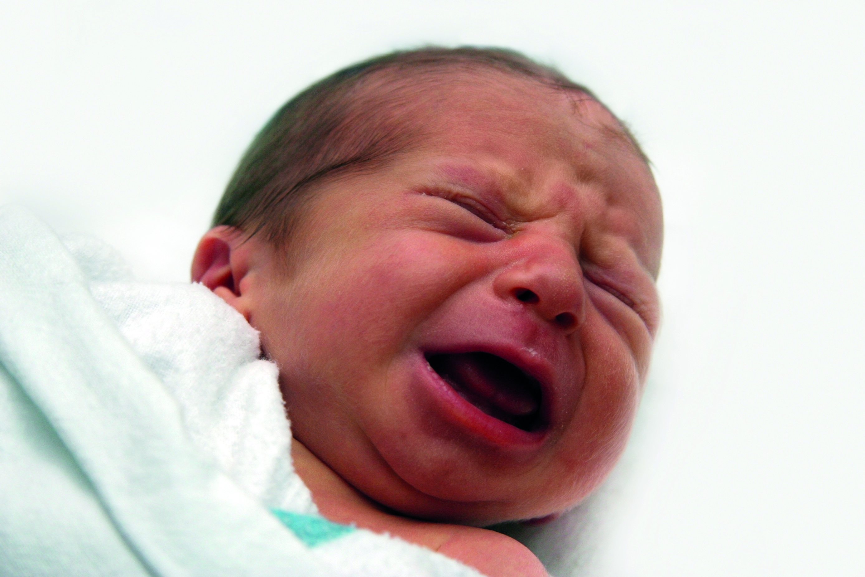 Новорожденный сильно плачет. Ребенок плачет. Плачущий младенец. Ребёнок поччет. Орущий младенец.