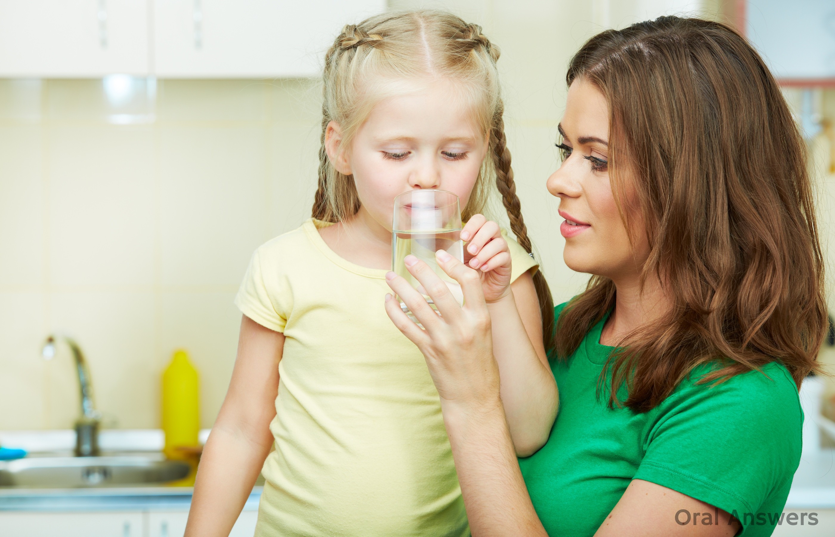 Мама пьет дочку. Семья пьет воду. Мама дает ребенку воду. Ребенок пьет воду. Ребенок со стаканом воды.