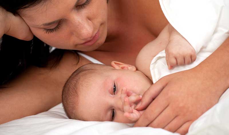 Почему новорожденный пукает. Грудничок потеет во время кормления голова. Почему у грудничка потеет голова при кормлении. Почему ребенок потеет во время вскармливания. Младенец потеет при кормлении.