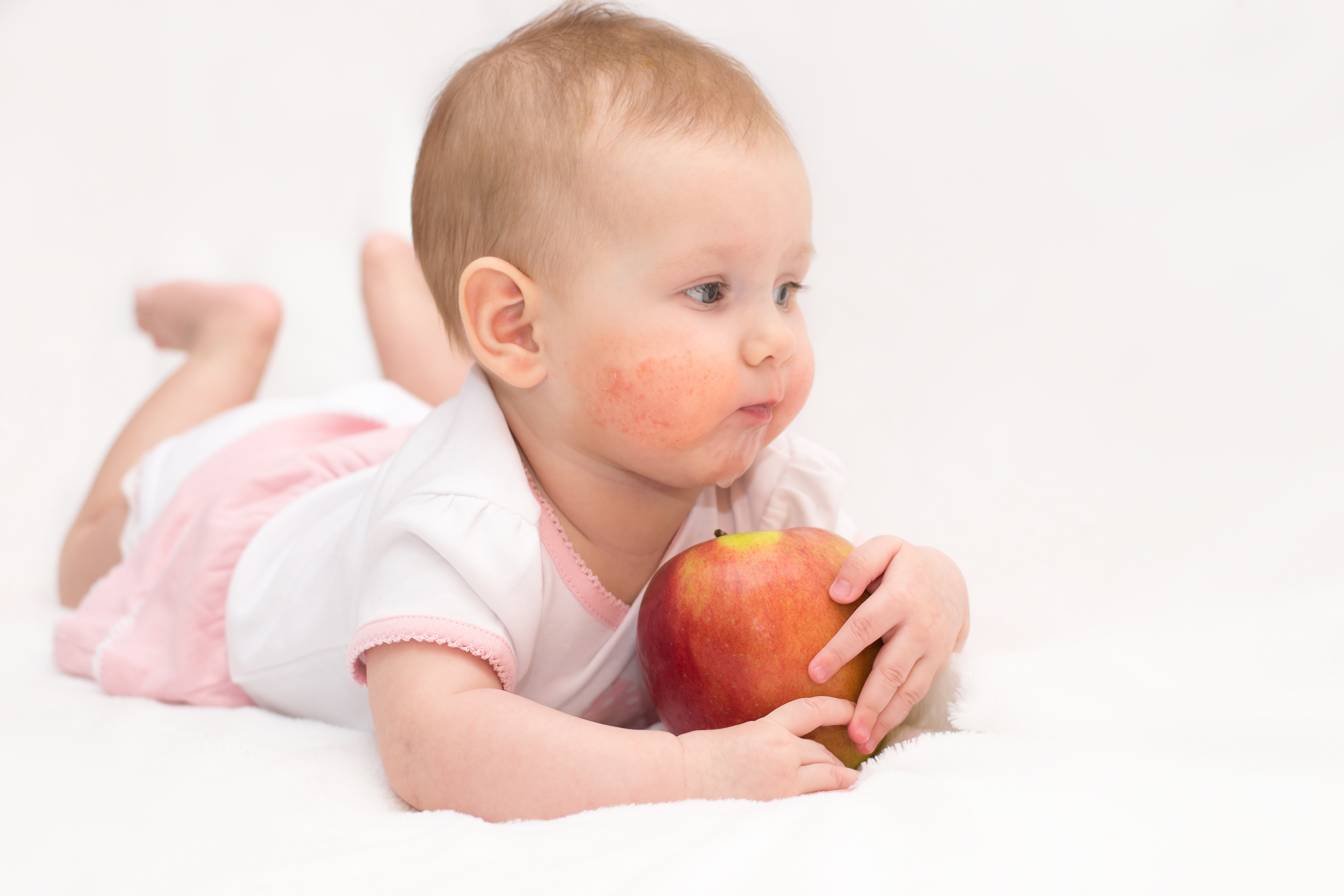 Есть ли аллергия на яблоки. Пищевая аллеггияу детей. Пиуевая аллергия у ребёнка.